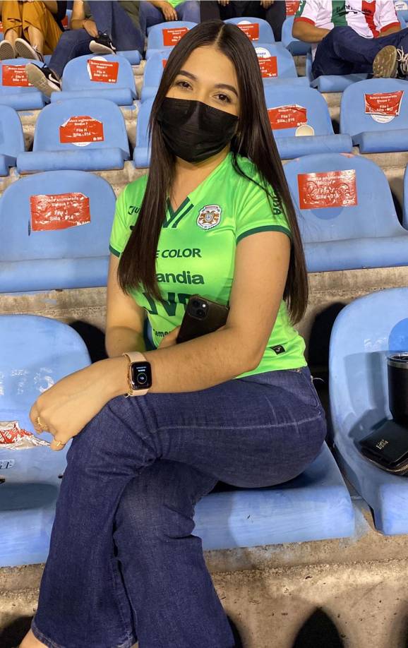 Una linda aficionada del Marathón en el estadio Olímpico para el duelo contra el Vida.