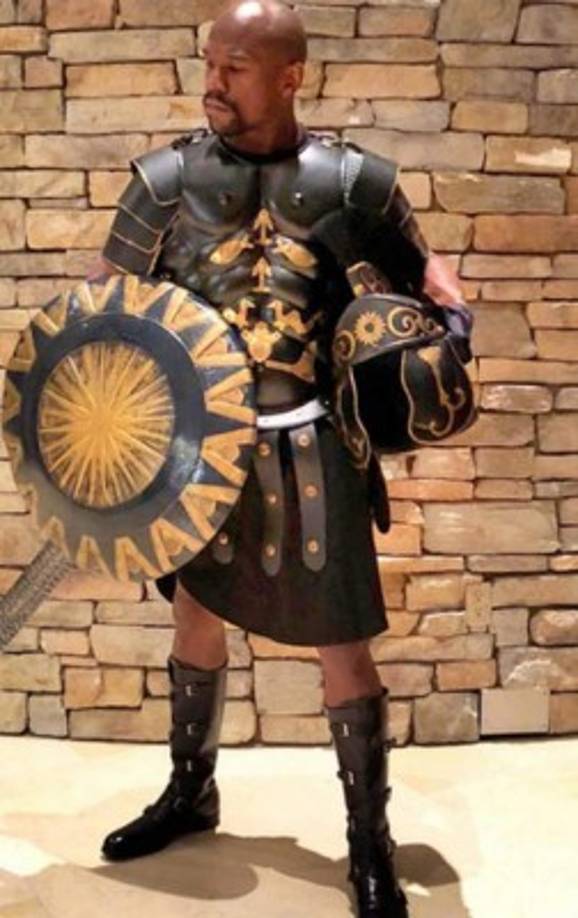 El boxeador Mayweather ha presumido en redes sociales de varios disfraces.