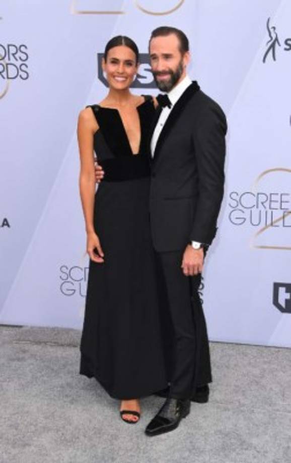 El actor nominado por 'The Handmaid's Tale' Joseph Fiennes y su sposa María Dolores Dieguez.