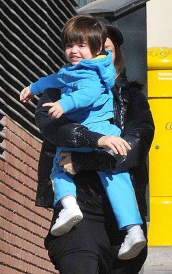 El pequeño Milan llegando a la escuela.