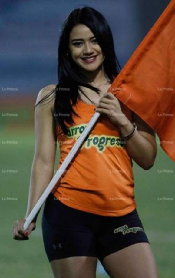 La belleza de la mujer hondureña no puede faltar en los estadios de la Liga Nacional. Ella cautivó en el Honduras Progreso vs Marathón.