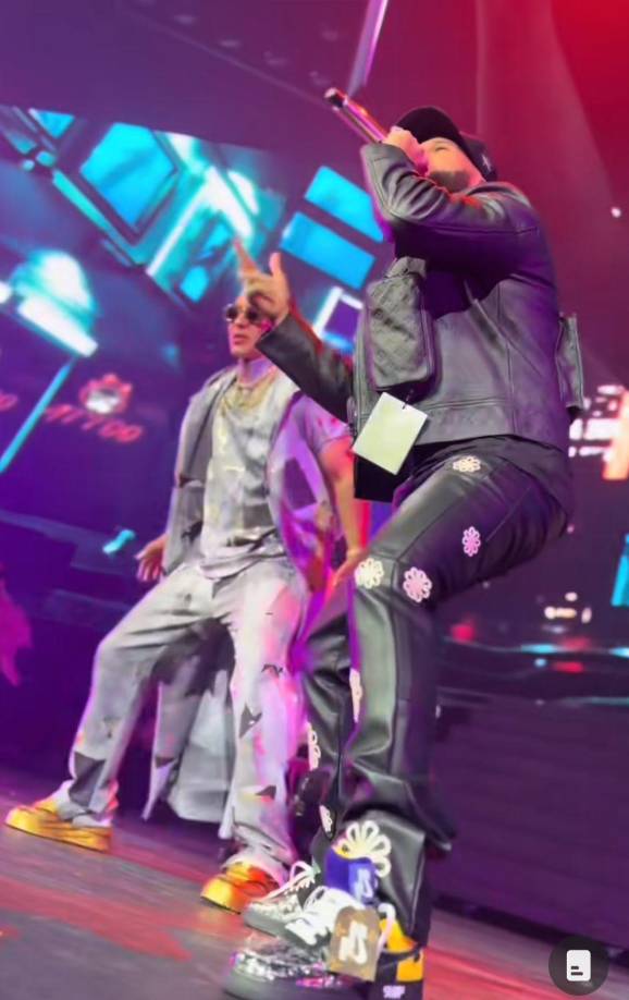 “Tengo todos los estilos, ¿cuál tú quiere?”, es una de las frases más icónicas de Daddy Yankee, y esto quedó evidenciado muchas veces. Entre sus mejores colaboraciones destaca El Alfa, el rey del dembow, juntos crearon grandes éxitos como “Pam” y “Bombón”, obviamente, no faltaron en este show.