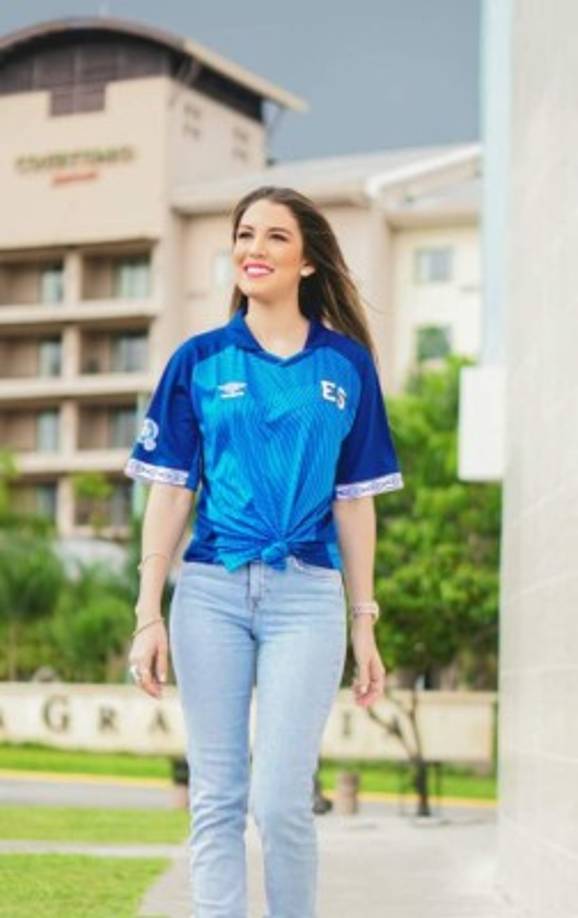 Alejandra Inestroza: La periodista hondureña también es seguidora de El Salvador. Se casó con un salvadoreño y labora en Tigo Sports.