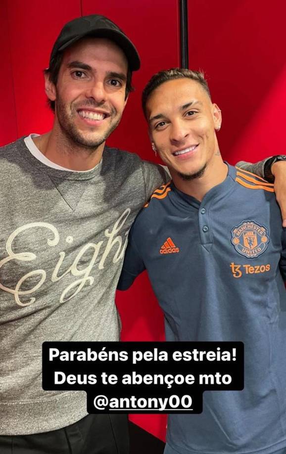 Kaká también se fotografió con Antony y lo felicitó por su gol.
