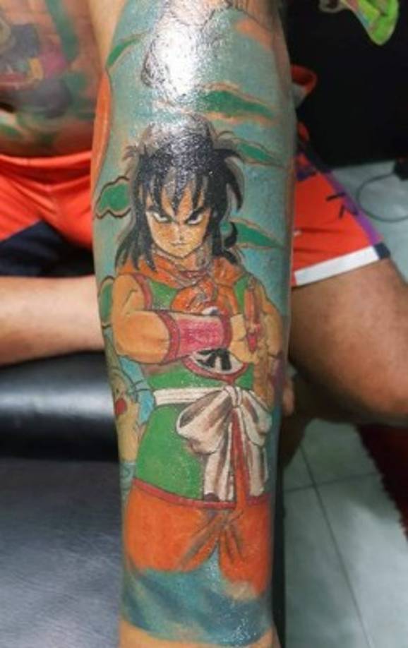 En la imagen, el asiático muestra el tatuaje del personaje de Yamcha en uno de sus brazos.