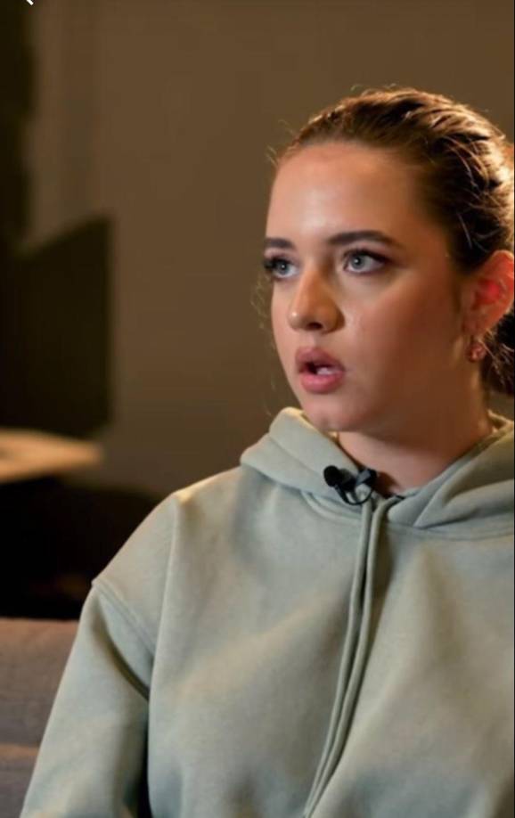 “¿Dónde te sientes tu feliz? ¿Dónde te sientes segura, en confort?”, le preguntó el periodista. “Sola. Me gusta la soledad”, respondió la adolescente.