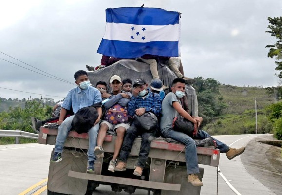 Caravana migrante quiebra cerco en Guatemala y continúa viaje a EEUU