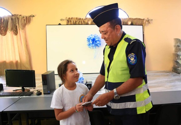 Enseñan a sampedranos cómo evitar accidentes de tránsito