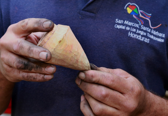 Los expertos hacen malabares con los trompos de Nano