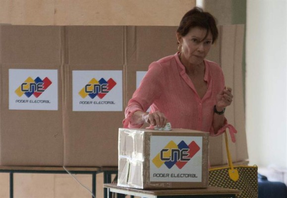 Una vemezolana ejerce su voto en un centro electoral en Caracas.