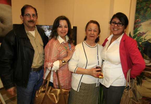 Roberto y Martha Calderón, Martha Valenzuela y Verónica García.