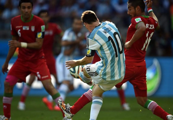 Un golazo de Messi sobre la hora clasifica a Argentina a octavos