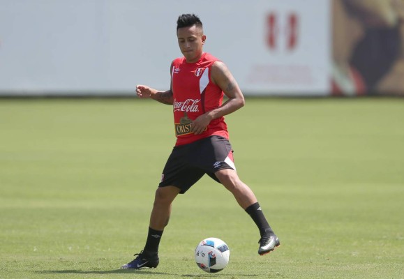 Barcelona's French forward Antoine Griezmann celebrates with Barcelona's Argentinian forward Lionel Messi (back R) after scoring a goal during the Spanish League football match between Granada and Barcelona at the Los Carmenes stadium in Granada on January 9, 2021. (Photo by JORGE GUERRERO / AFP)