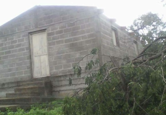 Vientos huracanados dejan sin techo 35 casas en Santa Bárbara