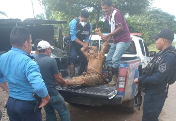Rescatan a anciano tras ser soterrado en Santa Bárbara