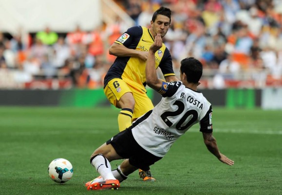 El Atlético queda muy cerca del título con triunfo importante en Valencia