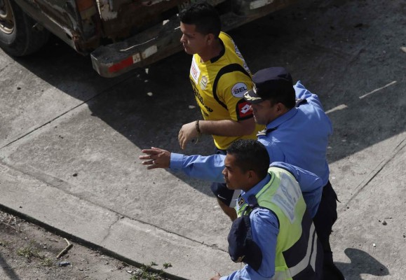 ¡Penoso! Barras se agarran a pedradas previo al clásico