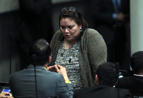 Decreto para prohibir cobros en dólares está en análisis