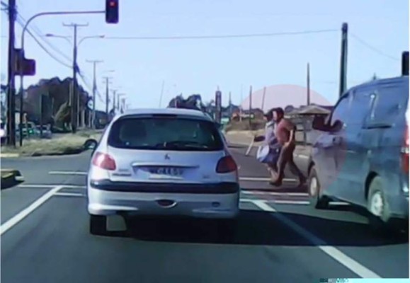 Este conductor ejemplar se tomó su tiempo para ayudar a una persona ciega a cruzar la calle. Foto YouTube.