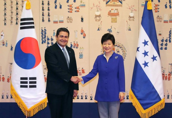 Presidente hondureño estrecha cooperación en energía con Corea del Sur