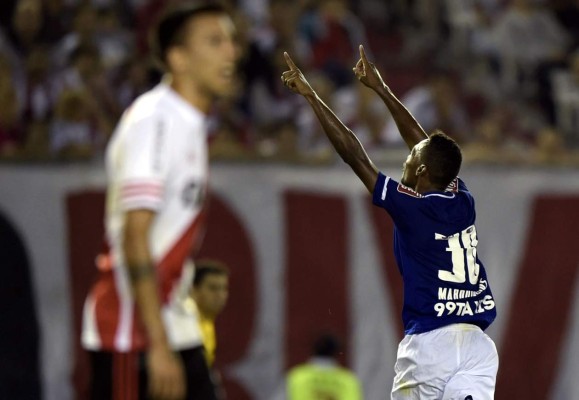 Cruzeiro sorprende a River Plate y saca buena renta del Monumental