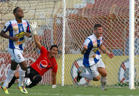 El Victoria remonta con diez hombres y derrota al Motagua