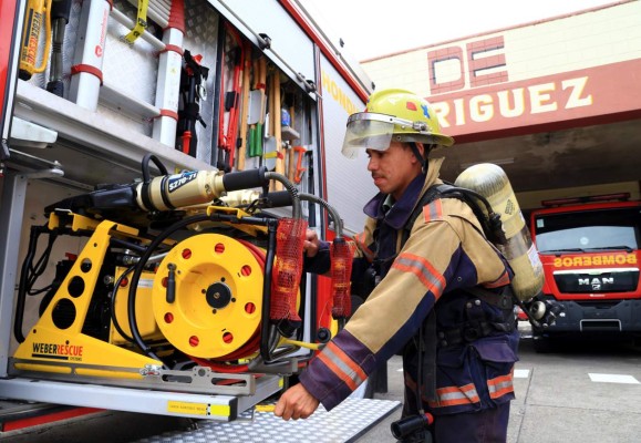Con las uñas trabajan los bomberos sampedranos