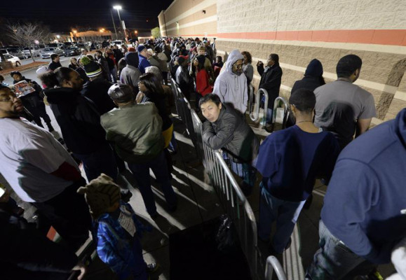 Filas de hasta 15 mil personas en tiendas por Black Friday