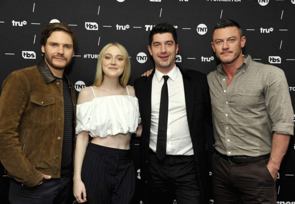 PASADENA, CA - JANUARY 11: (L-R) Actor Daniel Bruhl, Actor Dakota Fanning, Executive producer Jakob Verbruggen and Actor Luke Evans of 'The Alienist' poses in the green room during the TCA Turner Winter Press Tour 2018 Presentation at The Langham Huntington, Pasadena on January 11, 2018 in Pasadena, California. TCA Turner Winter Press Tour 2018 Green Room. 27424_002 John Sciulli/Getty Images for Turner/AFP