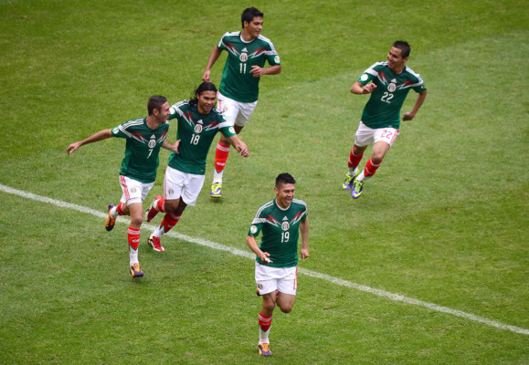 México golea a Nueva Zelanda y pone un pie en el Mundial de Brasil