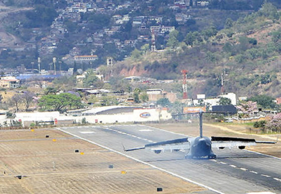 Avión carguero de EUA aterriza en Toncontín