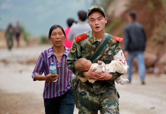 Muertos por terremoto en China aumentan a 357; hay 1,400 heridos