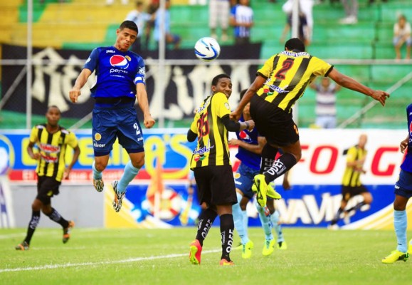 Real España le pasó por encima al Motagua y le arrebató el liderato