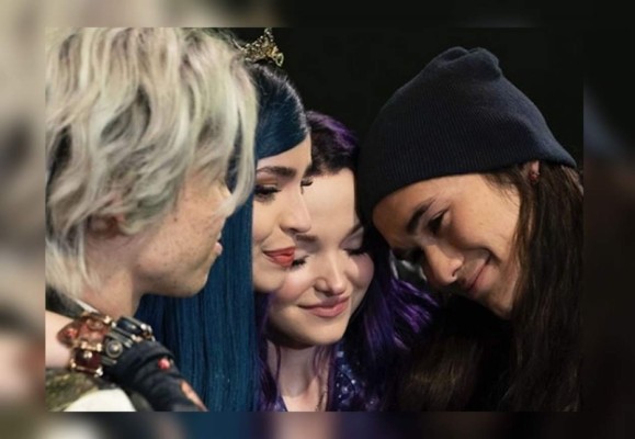 Dove Cameron revela detalles de Descendientes 3