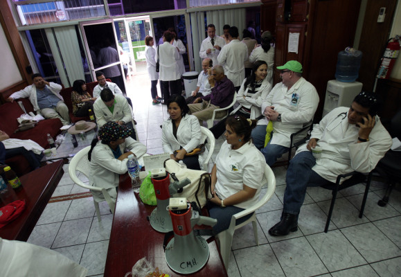 Médicos hondureños suspenden paro de labores