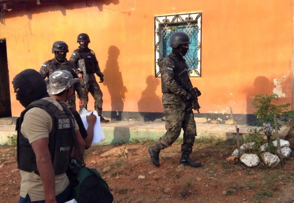 Allanan 47 propiedades en Olancho en busca de banda criminal