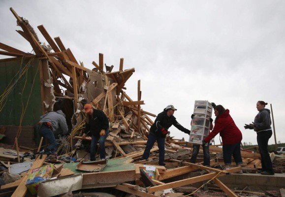 Suben a 31 los muertos por tormentas y tornados en EUA