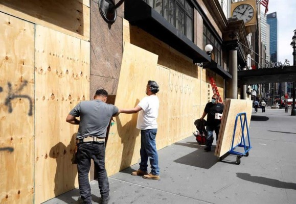 Comerciantes latinos vigilan calles de Nueva York para defender sus negocios