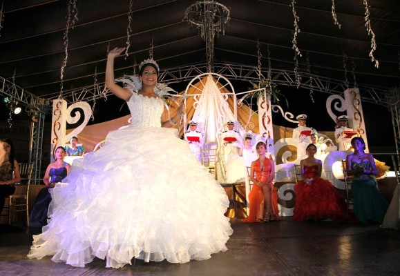 Los ceibeños festejan por la coronación de sus reinas de la feria