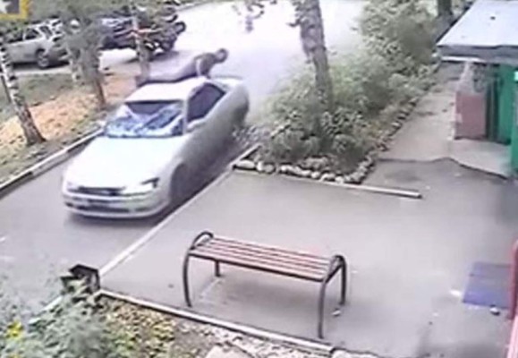 Como película de acción, hombre intenta evitar un robo