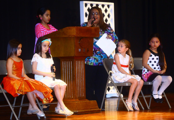 En la Escuela Internacional Sampedrana forman líderes en oratoria