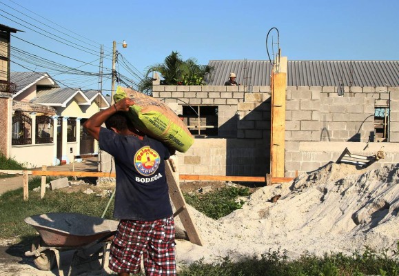 Banca coloca mayoría de créditos en la compra de casas y consumo
