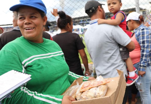 Vendedores obtienen ganancias en los desfiles del 15 de septiembre