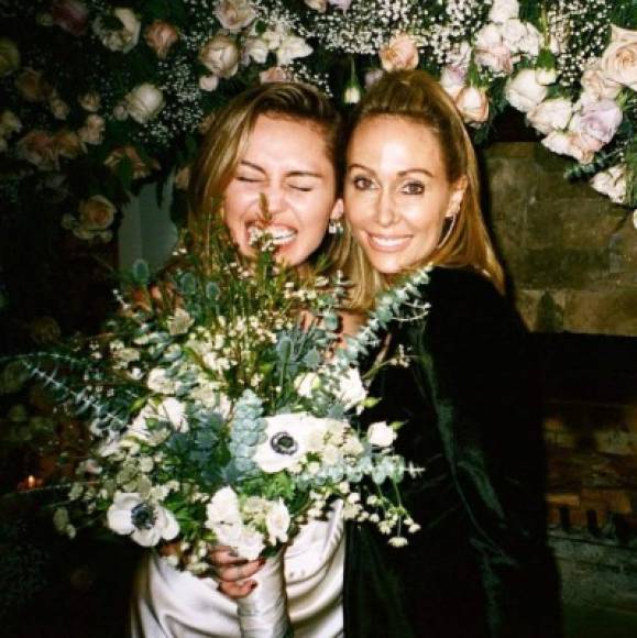 Miley compartió una foto con su madre, Tish Cyrus, posando con su ramo ... mientras enumeraba todas las cosas que su madre le dijo que no hiciera con su bouquet de flores:<br/><br/>'Mi mamá me dijo que este ramo es para sostener ... no comer ... o fumar ... o usarlo como 'pene' pero ... Lo hice de todos modos. Lo siento mamá.', escribió la intérprete en su Twitter.