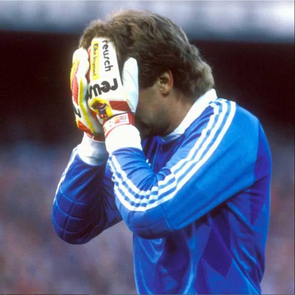 Eike Immel debutó en el fútbol profesional en 1978 con el Borussia Dortmund y se retiró en 1997 defendiendo el arco del Manchester City.