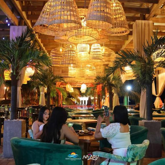 La Ceiba no tiene que envidiarle a las grandes ciudades turísticas ya que cuenta también con atractivos restaurantes y lujosos bares. 