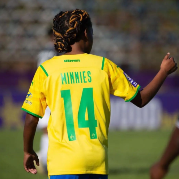 Miche Minnies, es la central delantera sudafricana del Mamelodi Sundowns, uno de los equipos femeninos más grandes y reconocidos en el continente africano.