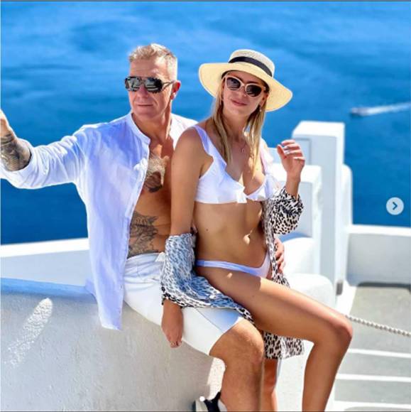 Alejandro Fantino está comprometido con la modelo Coni Mosqueira, a quien le pidió matrimonio durante unas vacaciones en Santorini, Grecia.