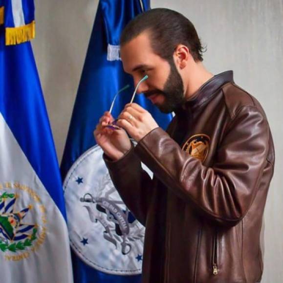 Nayib Bukele de Presidente de El Salvador:<br/><br/>Anual: L1,542,438.00<br/>Mensual: L128,536.50<br/>Semanal: L29,662.27<br/>Diario: L5,932.45
