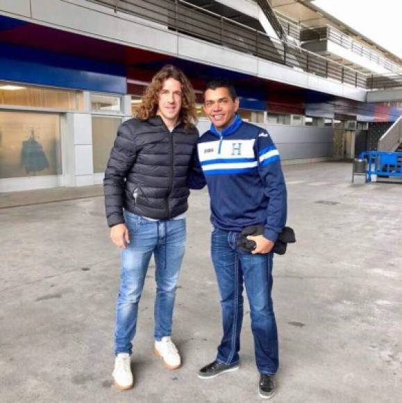 El ex jugador hondureño Amado Guevara y hoy entrenador, viajó a España en donde pudo observar el entrenamiento del FC Barcelona. Compartió un momento con el ex-capitán de los culés, Carles Puyol.